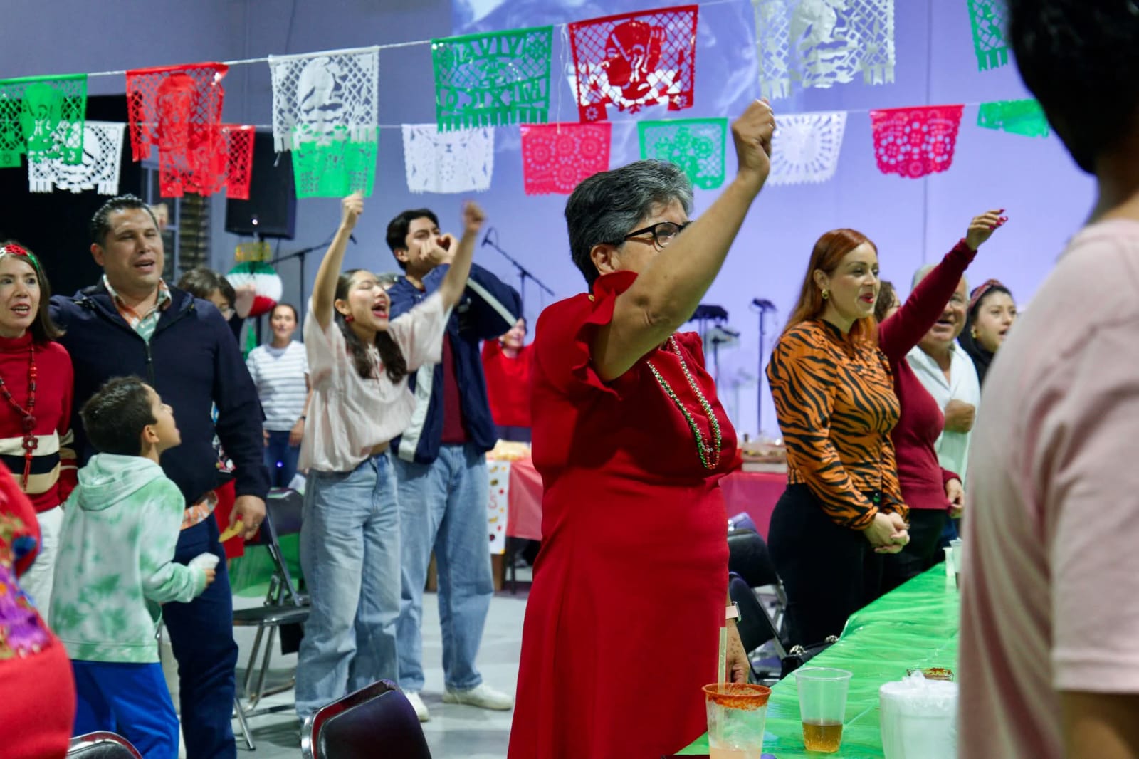 Gente alabando y celebrando con papel picado